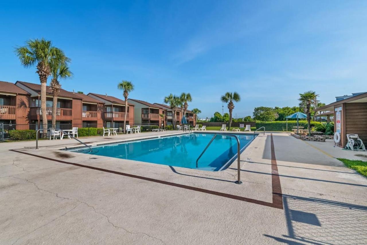 Experience Starlit Nights From Beach Happy'S Balcony Overlooking The Community Pool At Beachwalk Villa Panama City Beach Exterior photo